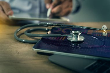 Hasta verilerini analiz etmek için dijital sağlık grafiğinde steteskop analizi.