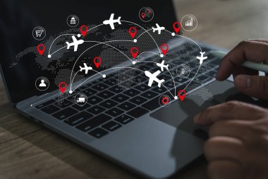 İşadamı yöneticisi, Zincir perakende lojistik yönetimi dijital yönetim kullanarak tablet Smart sistemine dokunuyor