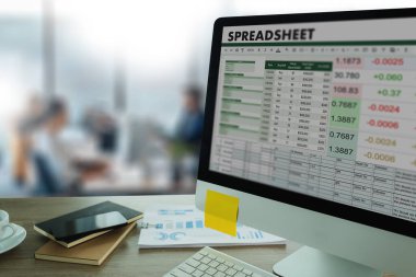 Çevrimiçi analiz için veri ve grafiklerle çalışan işadamı Microsoft Excel proje konsolu dijital muhasebe tablosu
