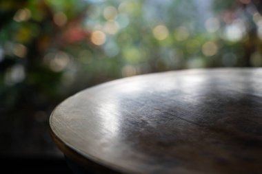 Siyah kenarlı ahşap bir masa. Masa boş. iş, mimar