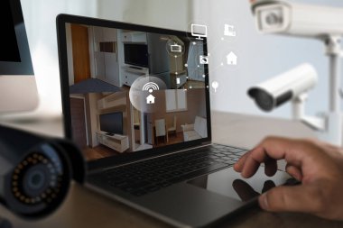 Kapalı devre güvenlik sistemi çalışanı akıllı telefondan ekrandaki kamera görüntülerini izliyor.