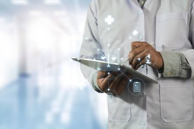 Sağlık hukuku doktorları ve avukatları, kliniklerde hukuk, tedavi, politika ve hasta bakımı yoluyla adaleti, güvenliği ve sağlığı sağlarlar.