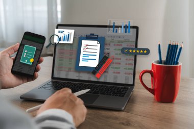 Çevrimiçi analiz için veri ve grafiklerle çalışan işadamı Microsoft Excel proje konsolu dijital muhasebe tablosu