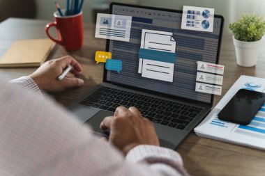 Çevrimiçi analiz için veri ve grafiklerle çalışan işadamı Microsoft Excel proje konsolu dijital muhasebe tablosu