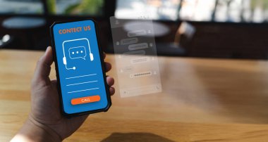 İş adamı, dijital iletişim merkezi desteği için dizüstü bilgisayarda yapay zeka sohbet robotu arayüzü kullanıyor. Minimalist ofis çalışma alanında modern iletişim ve müşteri hizmetleri teknolojisi kavramı.