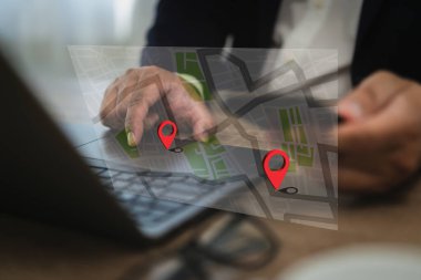 Adam GPS 'te GPS GPS kullanarak hedef ağ bağlantısını GPS' li sokak haritası ile konumlandırıyor