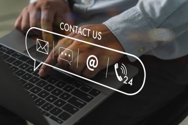 İş adamı dizüstü bilgisayarında ikonlarla bağlantı kuruyor. Ticari veya kurumsal web siteleri için müşteri desteği, iletişim ve dijital iletişim hizmeti kavramı.