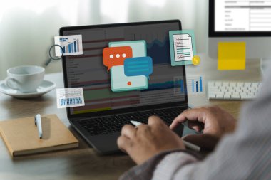 Çevrimiçi analiz için veri ve grafiklerle çalışan işadamı Microsoft Excel proje konsolu dijital muhasebe tablosu