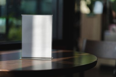 Stand Mock Up Menü çerçeve kartı bulanık arkaplan tasarımı anahtar görsel düzen tezgahın üzerinde modern akrilik duruş