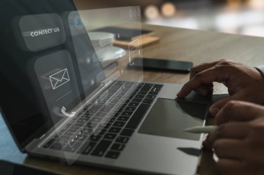 İş adamı, dijital iletişim merkezi desteği için dizüstü bilgisayarda yapay zeka sohbet robotu arayüzü kullanıyor. Minimalist ofis çalışma alanında modern iletişim ve müşteri hizmetleri teknolojisi kavramı.