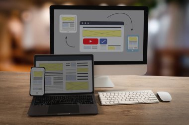 Modern web geliştirme ve UI / UX projeleri için masaüstü, dizüstü bilgisayar, tablet ve akıllı telefon üzerinde ilgili web tasarımı modeli