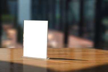 Stand Mock Up Menü çerçeve kartı bulanık arkaplan tasarım anahtarı görsel düzeni.