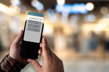 İş adamı dizüstü bilgisayarında ikonlarla bağlantı kuruyor. Ticari veya kurumsal web siteleri için müşteri desteği, iletişim ve dijital iletişim hizmeti kavramı.