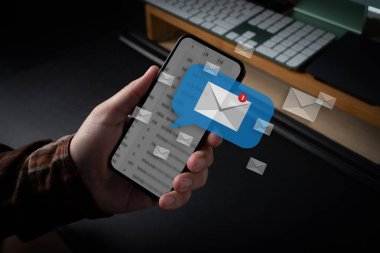E- posta kutusu ve e-posta gönderen kişi, e-posta bildirimleri ve yüzen e- posta simgeleri çalışma alanı ayarlarıyla birlikte akıllı telefon tutuyor.