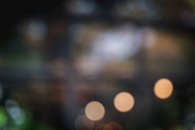 Bokeh arkaplanlı bulanık bir kahve. Arka planda yumuşak bokeh ışıkları. Sakin ve rüya gibi bir atmosfer yaratıyor.