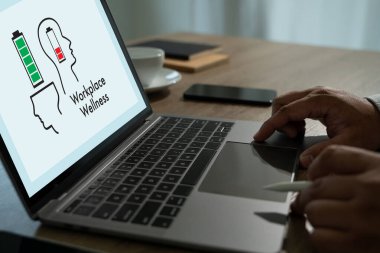 Pil ve kafa simgeleri dizüstü bilgisayar ekranı ile dijital sağlık denetimini gösteren işyerindeki sağlık konsepti,