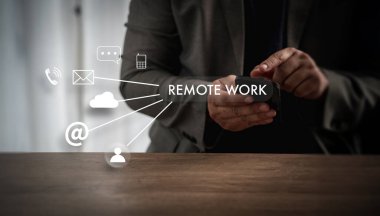 Uzaktan kumandalı konsept ikonlu akıllı telefon kullanan bir iş adamı. E-posta, sohbet, bulut ve telefon bağlantısı da dahil. Çevrimiçi iş ve telekomünikasyon için modern dijital iletişim.