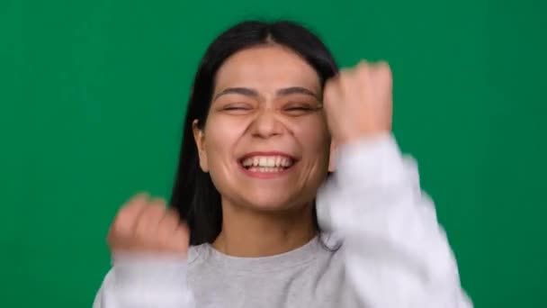 Щаслива Жінка Виграє Змагання Досягає Мети Робить Жест Тріумфу Каже — стокове відео