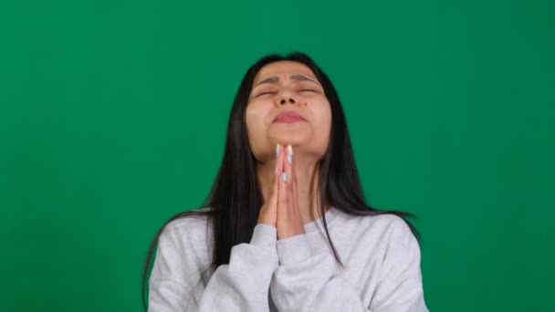 礼拝する信仰 祈りに包まれた手でスタジオの肖像画に描かれた若い女性は 神の助けと導きを求める嘆願を表しています 高品質の4K映像 — ストック動画