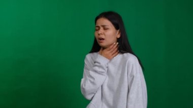 Sağlık endişesi. Stüdyo portresindeki bir kadın, hastalıkla savaşırken ve grip veya enfeksiyondan kurtulmak isterken boğaz ağrısı olduğunu belirterek rahatsızlığını ifade eder. Yüksek kalite 4k görüntü