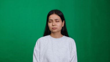 Ciddi bir tefekkür. Bir stüdyo resminde, gülümsemeyen, sakin bir ifadeyle genç bir kadın ciddi bir konsantrasyon ve dalgın bir duyguyu yansıtır, yalnızlık ve derinlik anını yakalar..