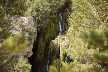 Calomarde Şelalesi. Molino Viejo Şelalesi olarak da bilinir, İspanya 'nın Albarracn kentinde yer alır.