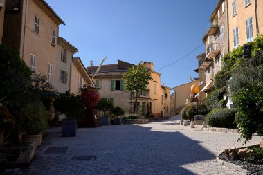 Tipik sokak işte. Mugins (Fransa), 3 Ekim 2022. Burası Cannes yakınlarında Provence-Alpes-Cte d 'Azur' a ait bir kasaba..