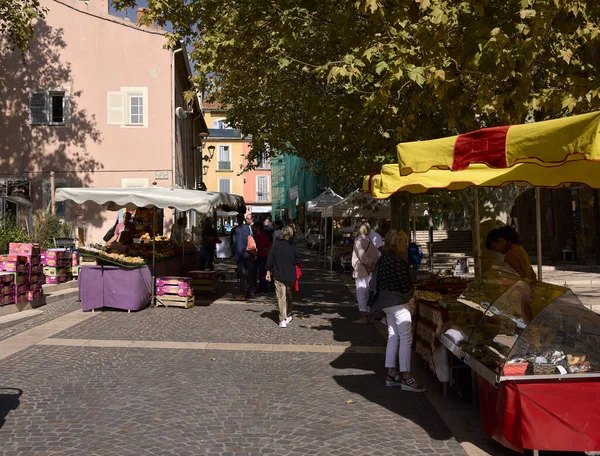 Frjus (Fransa), 12 Ekim 2022. Piyasa. Tedarikçi tezgahları olan Frjus sokakları. Bu, Cannes kenti yakınlarındaki Provence-Alpes-Cte d 'Azur' da bir köy..