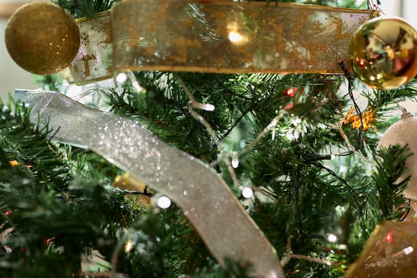 Weihnachtsschmuck Weihnachtsbaum Kleine Tanne Mit Kugeln Bändern Und Farbigen Lichtern — Stockfoto
