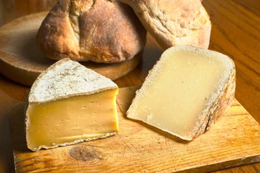 Fransız peyniri. Peynir ve ossau-iraty dolu bir masa.