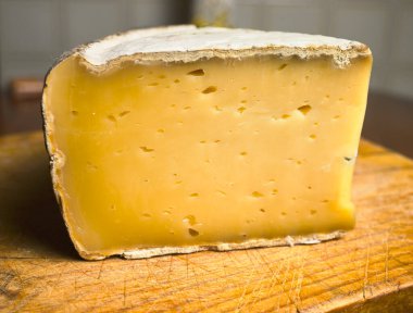 Fransız peyniri. Ozsau-iraty peynirli bir tahta.