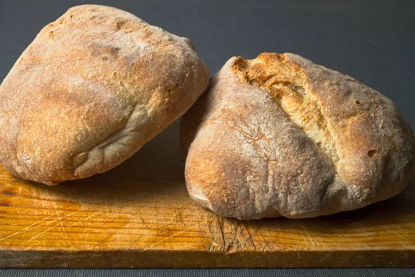Bröd Två Brödrullar Träskiva — Stockfoto