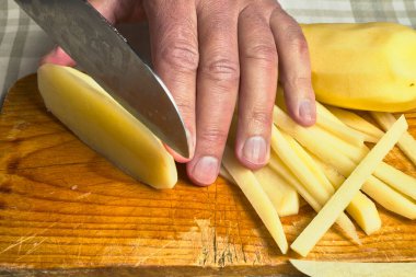 Patates kızartması. Patates kızartması veya patates kızartması yapmak için kesilmiş.