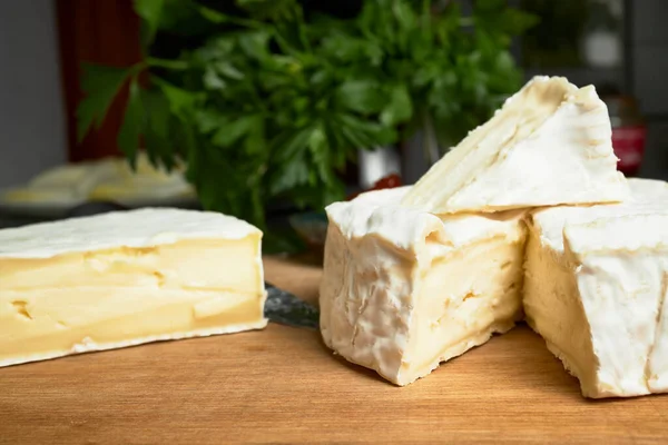 Fromage Français Des Morceaux Camembert Brie Sur Une Planche Bois — Photo