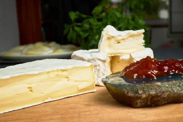 Queijo Francês Pedaço Queijo Brie Com Geléia Tomate — Fotografia de Stock
