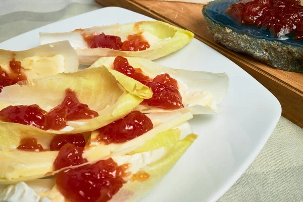 Vejetaryen yemeği. Hindiba, peynir ve domates reçeli tabağı