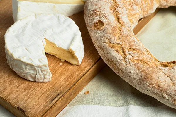 Queijo Francês Pedaço Queijo Camembert Com Pão — Fotografia de Stock