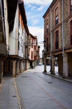 Cervera de Pisuerga (İspanya), 13 Haziran 2023. Şehir sokağı. Burası Castilla y Len Topluluğu 'na ait Palencia eyaletinin küçük bir kasabasıdır..