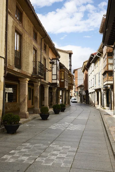 Cervera Pisuerga スペイン 2023年6月13日 町の通り これは カスティーリャ レン州のコミュニティに属している パレンシア州の小さな町です — ストック写真