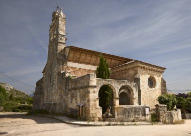 Cervera de Pisuerga (İspanya), 14 Haziran 2023. San Andrs Kilisesi. Barrio de San Pedro 'da yer almaktadır. Romanca detayları var, ama genelde Gotik tarzında geç kalır.