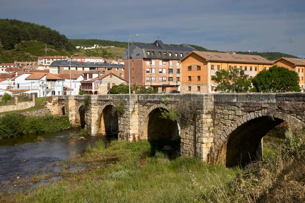 Cervera Pisuerga Junio 2023 Puente Sobre Río Pisuerga Trata Pequeño — Foto de Stock