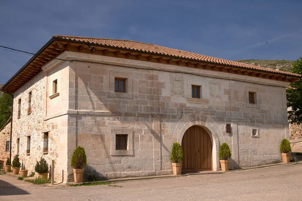Cervera Pisuerga スペイン 2023年6月13日 典型的な家だ これは カスティーリャ レン州のコミュニティに属している パレンシア州の小さな町です — ストック写真