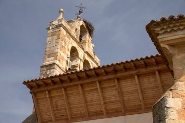 San Pedro Mahallesi, (Cervera de Pisuerga), İspanya, 14 Haziran 2023. San Andrs Kilisesi. Yuvalı çan kulesi. Barrio de San Pedro 'da yer alır.