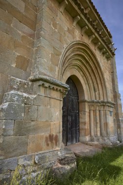 Cervera de Pisuerga, İspanya, 14 Haziran 2023. Santa Eulalia 'nın inzivası. Palencia 'daki en önemli Roma tapınaklarından biridir. 12. ve 13. yüzyıllarda inşa edilmiş..
