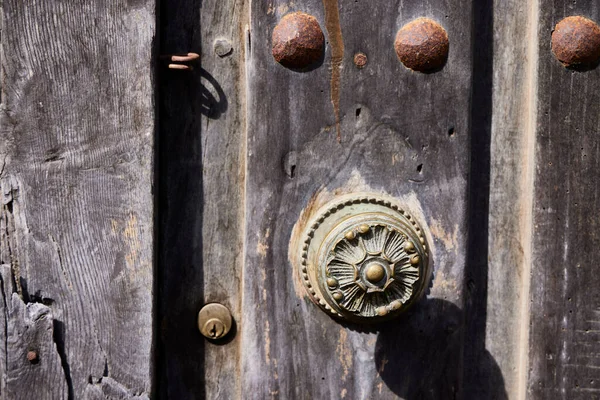 Μεταλλικό Πόμολο Ξύλινη Πόρτα Παλιού Σπιτιού — Φωτογραφία Αρχείου