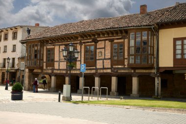 Aguilar de Campo (İspanya), 14 Haziran 2023. Tipik bir ev. Burası Castilla y Len Topluluğu 'na ait Palencia eyaletinin küçük bir kasabasıdır..
