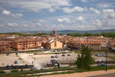 Aguilar de Campo (İspanya), 14 Haziran 2023. Kasabanın panoramik manzarası. Palencia vilayetine ait ve kurabiye fabrikalarının kurabiye kasabası olarak bilinir.