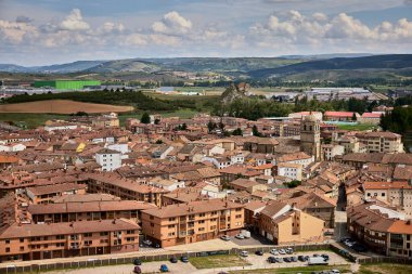 Aguilar de Campo (İspanya), 14 Haziran 2023. Kasabanın panoramik manzarası. Palencia vilayetine ait ve kurabiye fabrikalarının kurabiye kasabası olarak bilinir.