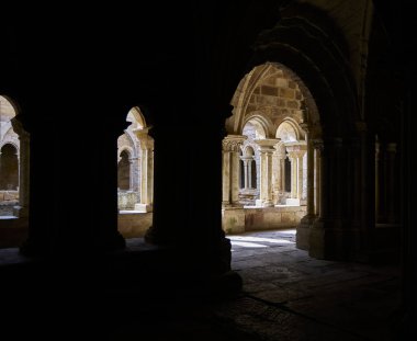 Aguilar de Campoo (Palencia). Santa Maria la Real Manastırı. Romanesk 'ten Gotik' e geçiş tarzıyla 12. ve 13. yüzyıllar arasında inşa edilmiş eski bir manastır.
