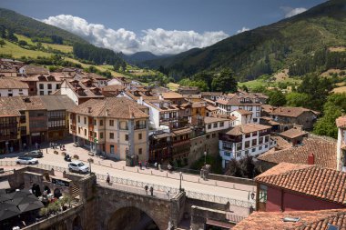 Potes (Cantabria), 15 Haziran 2023. Genel bakış. Bu nüfus Cantabria Topluluğuna aittir ve Picos de Europa eteklerinde yer almaktadır.